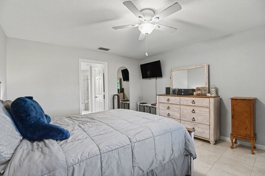 Building Photo - 1109 NW 12th Ln