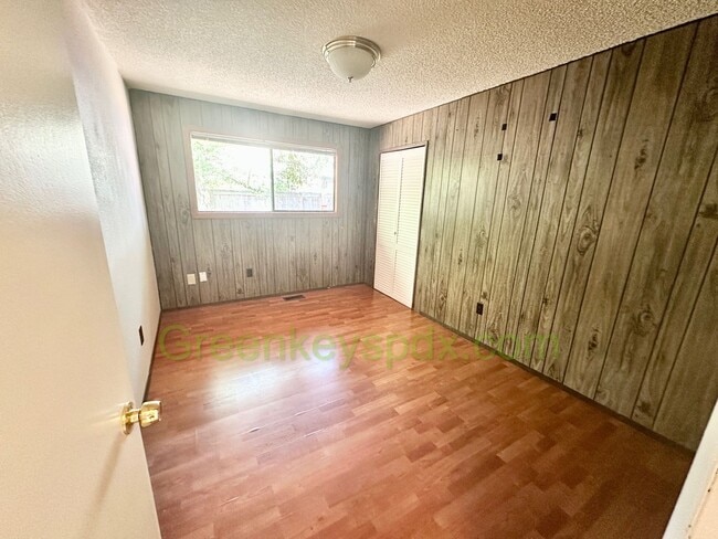 Building Photo - Gorgeous 4 Bedroom 2 Bath with Fully Fence...