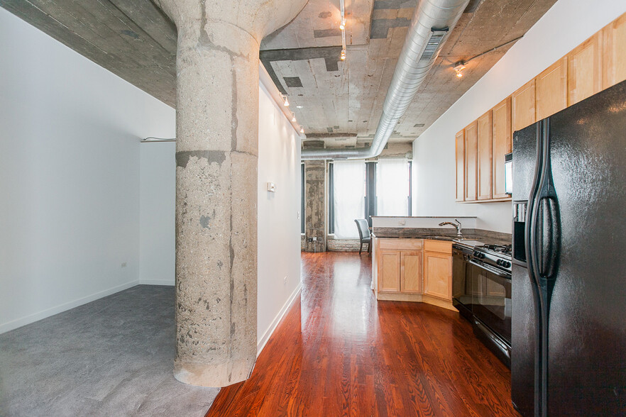 Primary Photo - 1111 W 14th Pl