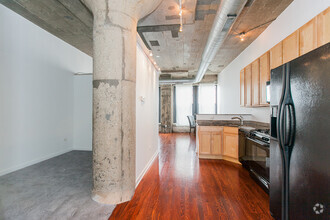 Building Photo - 1111 W 14th Pl