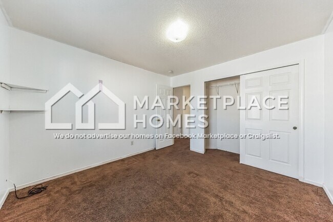 Building Photo - 1028 Alexandra St SW