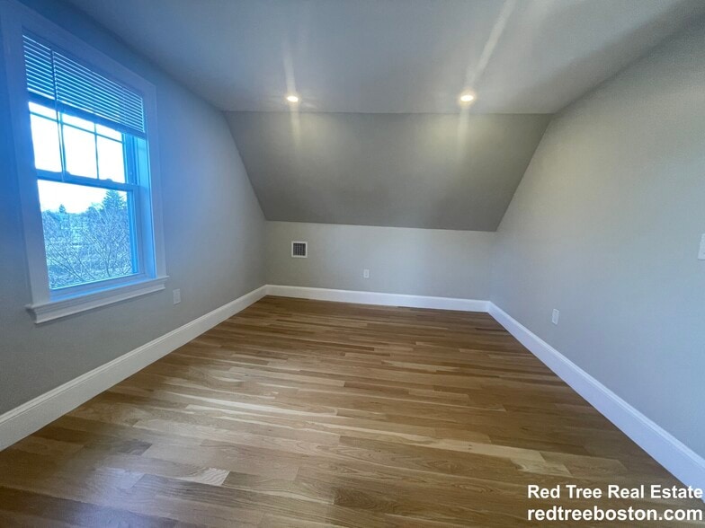 Building Photo - 1166 Fellsway