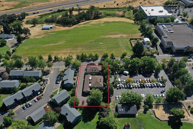 Building Photo - Unfurnished Two bedroom, Two bath Ground Floor Townhouse | Available June