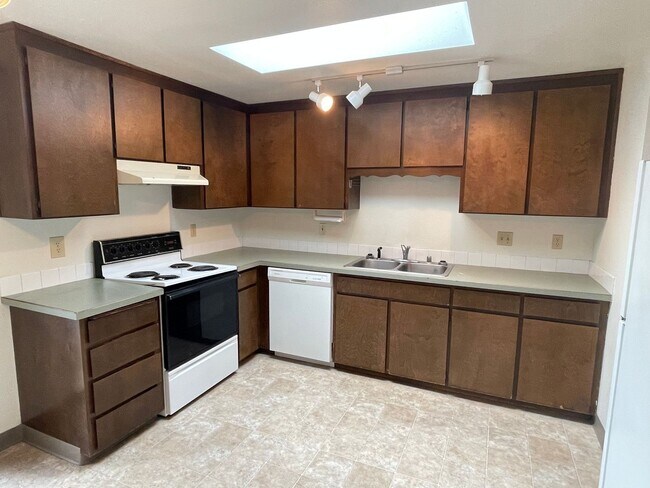 Building Photo - 2 Bedroom, 1 Bathroom Duplex in Blaine