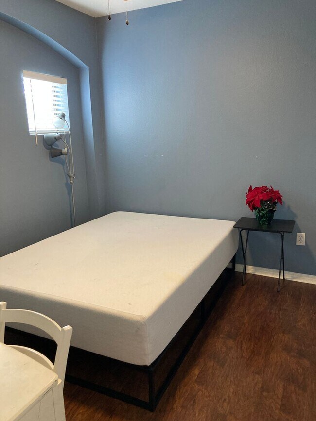 Building Photo - Fully Furnished 2/2 Condo in West Campus