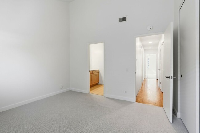 Building Photo - Updated Townhome in Lake Santa Clara HOA