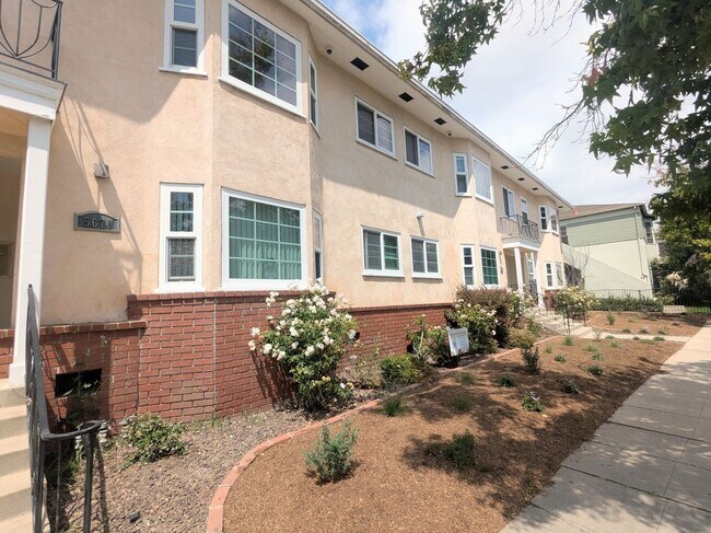 Building Photo - 5671 S San Vicente Blvd