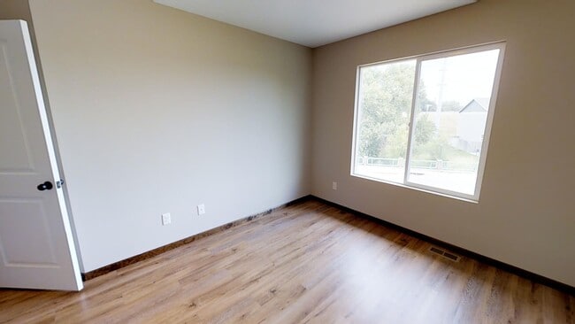 Building Photo - Luxury Townhome