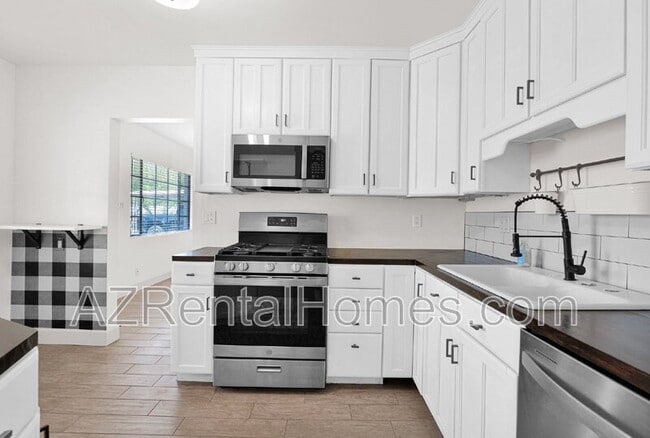 Building Photo - 5513 E Earll Dr
