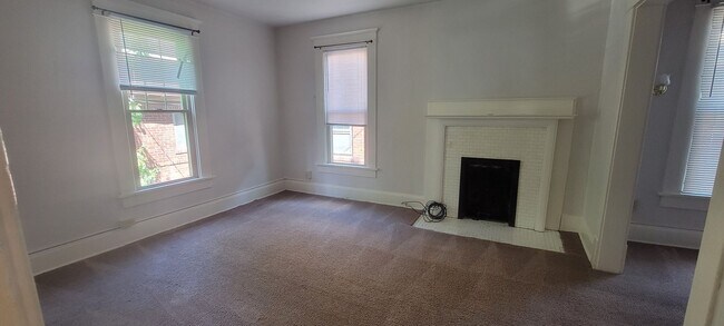 Building Photo - 5 Bedroom House - Walking distance from Ce...