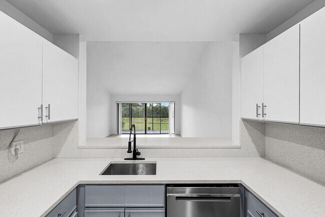 Building Photo - 5054 Golfview Ct