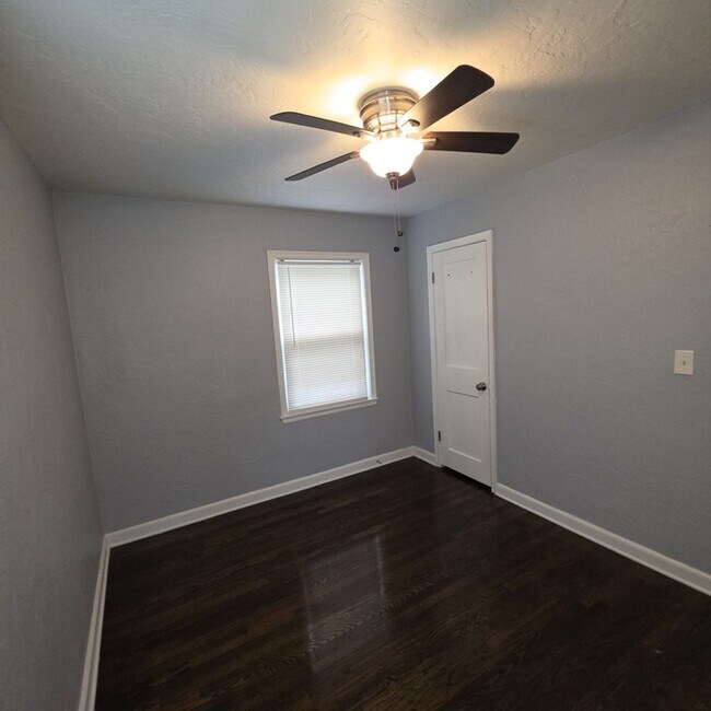 Building Photo - Cozy 3 bedrooms and 1 bath home located on Brooklane St in Raytown, MO.