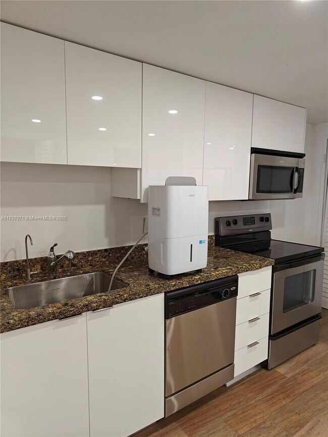 Building Photo - 801 Brickell Bay Dr