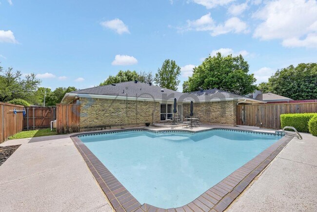 Building Photo - 2501 Bluffton Dr