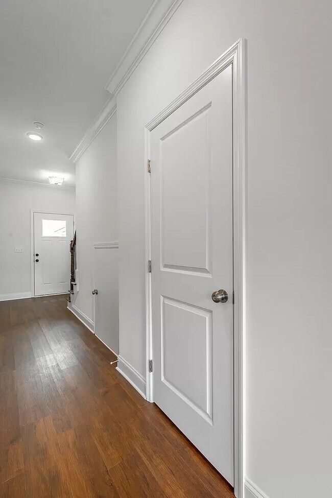 Building Photo - 5562 Stream Ln