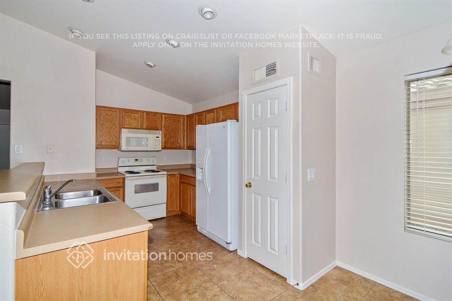 Building Photo - 14816 N 129th Dr