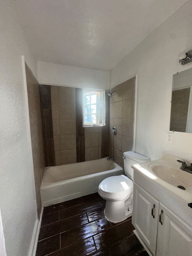 Building Photo - 1105 N 12th St