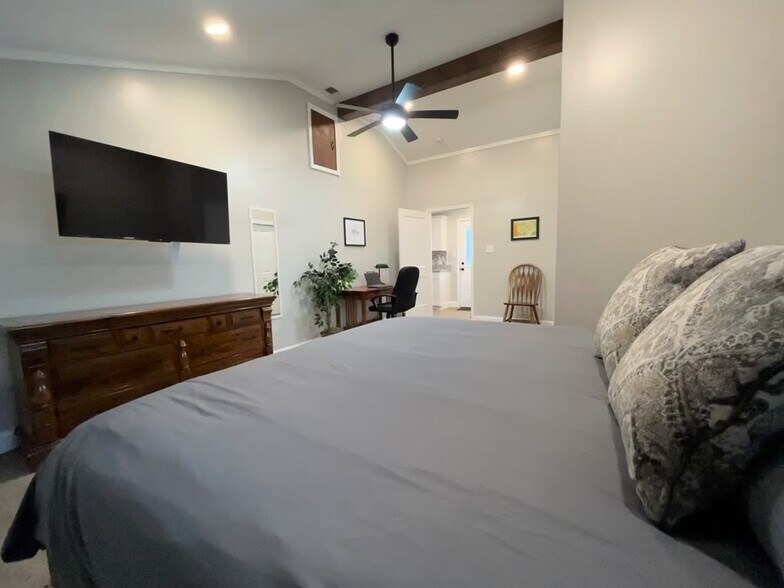 Building Photo - 220 E Hendron Chapel Rd