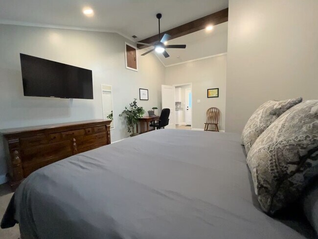 Building Photo - 220 E Hendron Chapel Rd