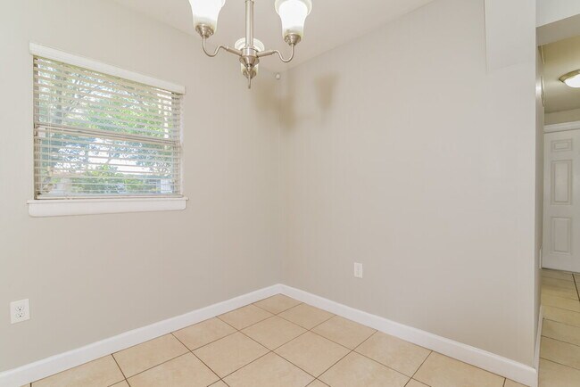 Building Photo - 132 Alder Ave