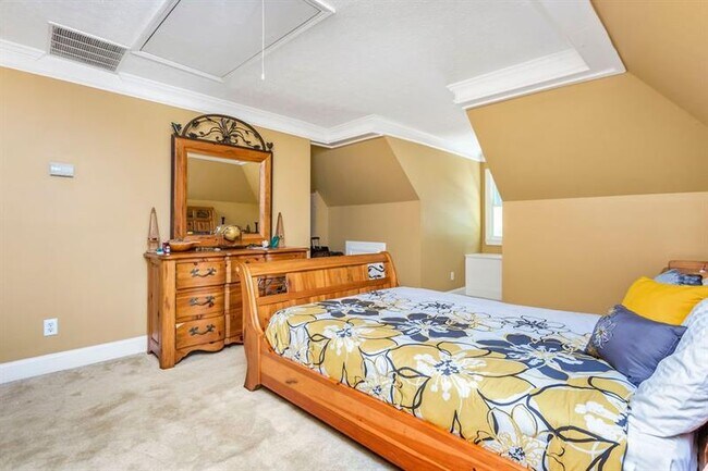 Building Photo - 65 Claire Dr SE