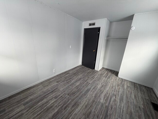 Building Photo - 1606 Glenview-