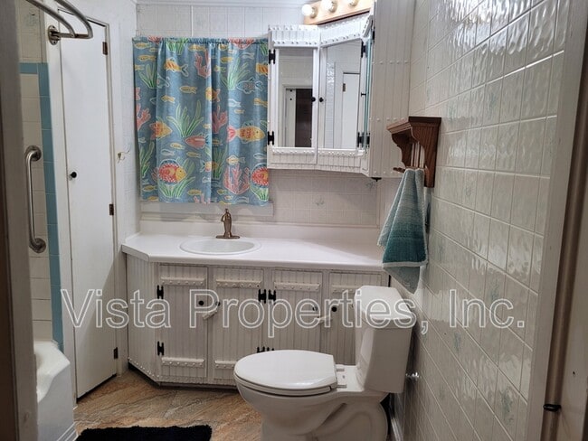 Building Photo - 1121 Elm St