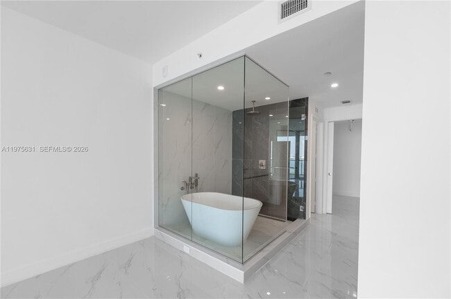 Building Photo - 700 NE 24th St