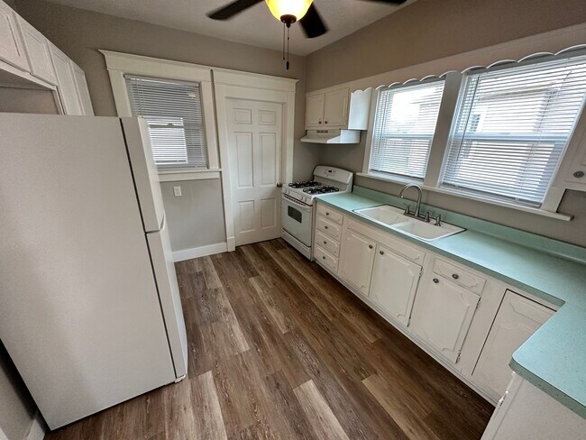 Building Photo - 832 Hackett St