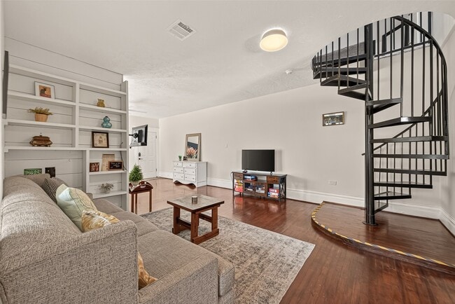 Building Photo - 324 W Alabama St