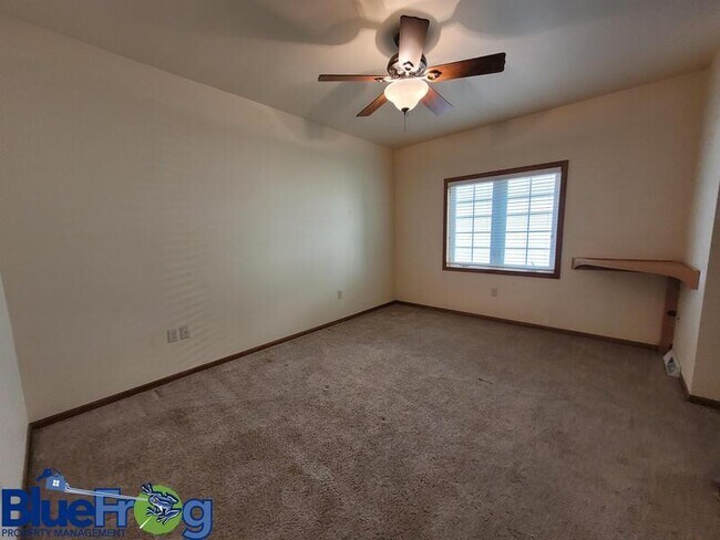 Building Photo - 2410-2410 Wisconsin St