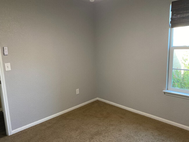 Building Photo - Room in House on Tilmon Ln