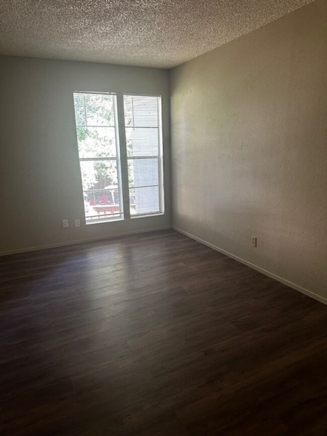 Building Photo - 2 bedroom & 1 bath condo in a parklike set...