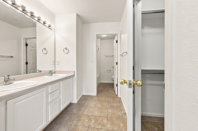 Building Photo - $1,930.95, 2 Beds - 2.5 Bath, Condo in Denver with Central A/C!