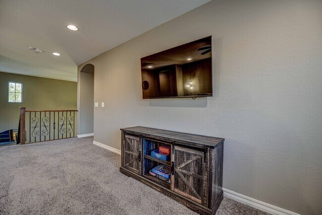 Building Photo - 112 W Crescent Way