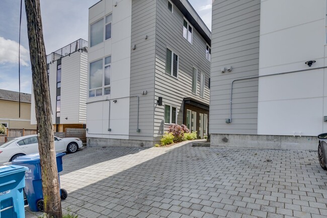 Building Photo - Modern & Bright Seattle 4 Bed Townhome!