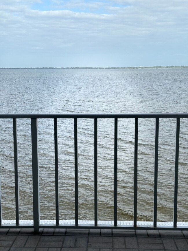 Building Photo - Directly on the River, what a view!!