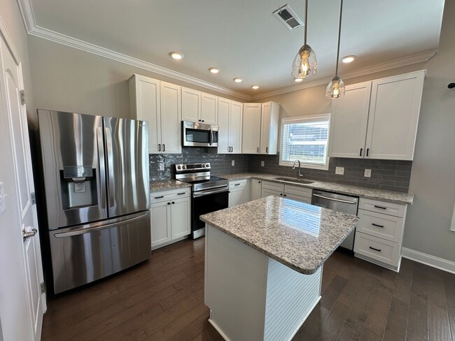 Building Photo - 3 Bed / 2.5 bath Home in Knoxville | Vaulted Ceilings | Gas Fireplace | HOA Community