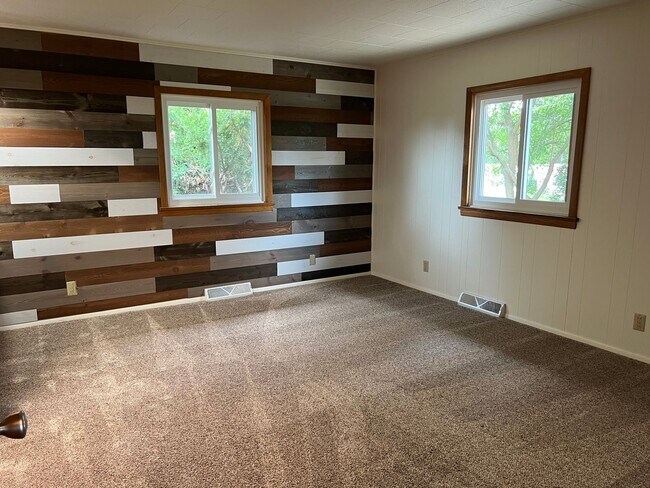 Building Photo - W210N11785 Hilltop Dr