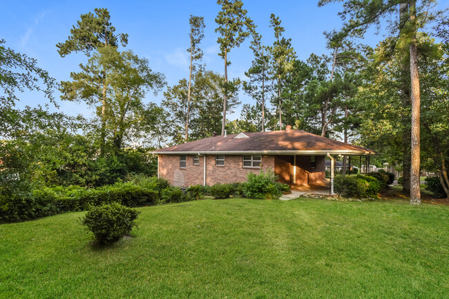 Building Photo - Spacious 4-Bedroom