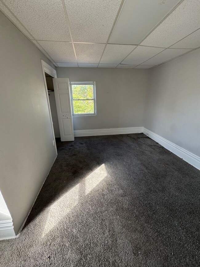Building Photo - 4 Bedroom 1 Bathroom in Fineview!