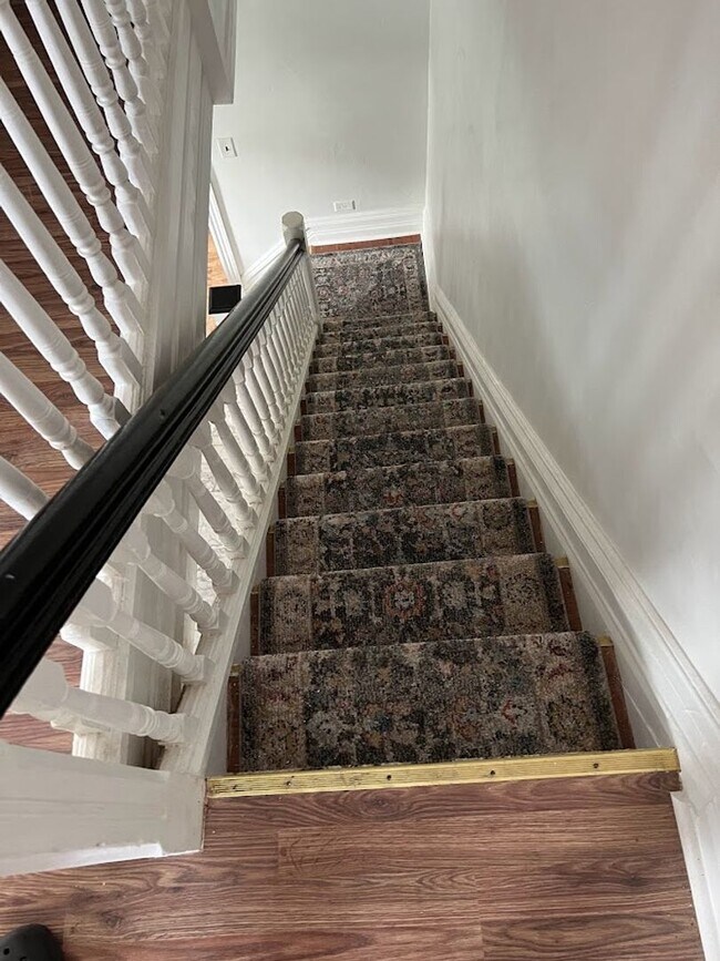 Building Photo - Spacious 4/5 Bedroom Home
