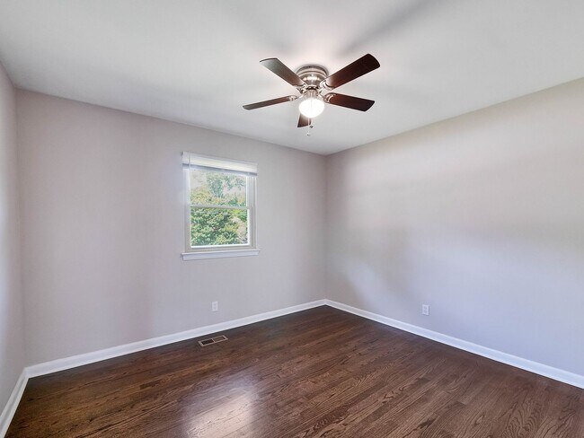 Building Photo - 450 Bouton Dr