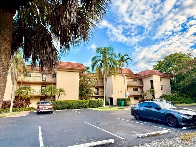 Building Photo - 200 Jacaranda Country Club Dr