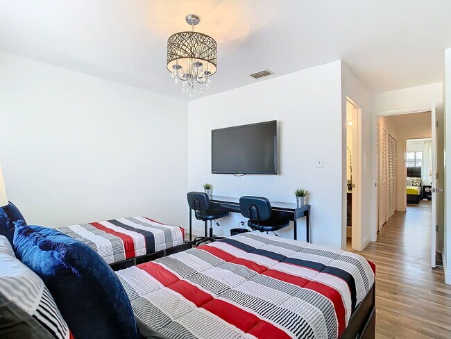 Building Photo - Vineland Road, Orlando, FL 32811 - 2 BR 2.5 BA townhouse