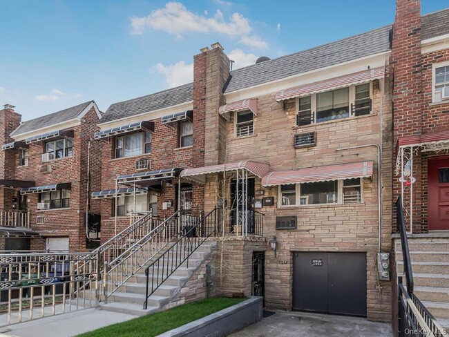 Building Photo - 724 E 223rd St