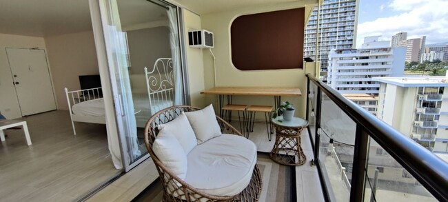 Building Photo - Fully Furnished Studio with Parking in Waikiki