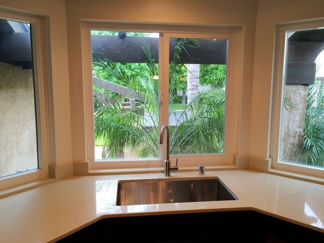 Building Photo - 4 Bedroom Townhouse - Ideal for Chapman St...