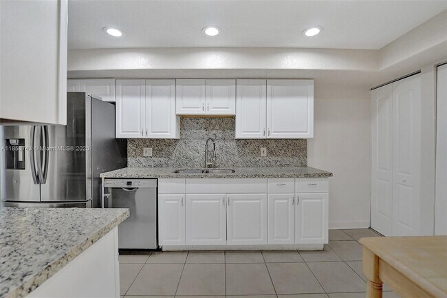 Building Photo - 760 E Coco Plum Cir