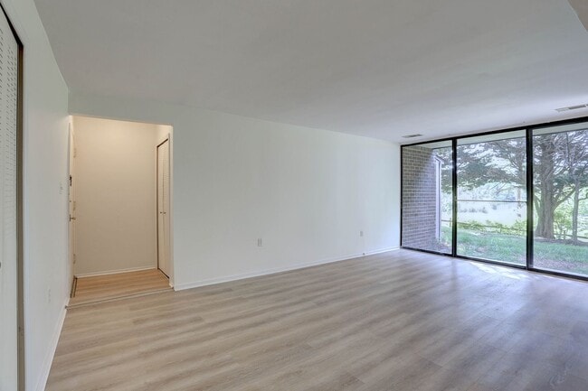 Building Photo - 2 BR/2 BA Garden Level Condo